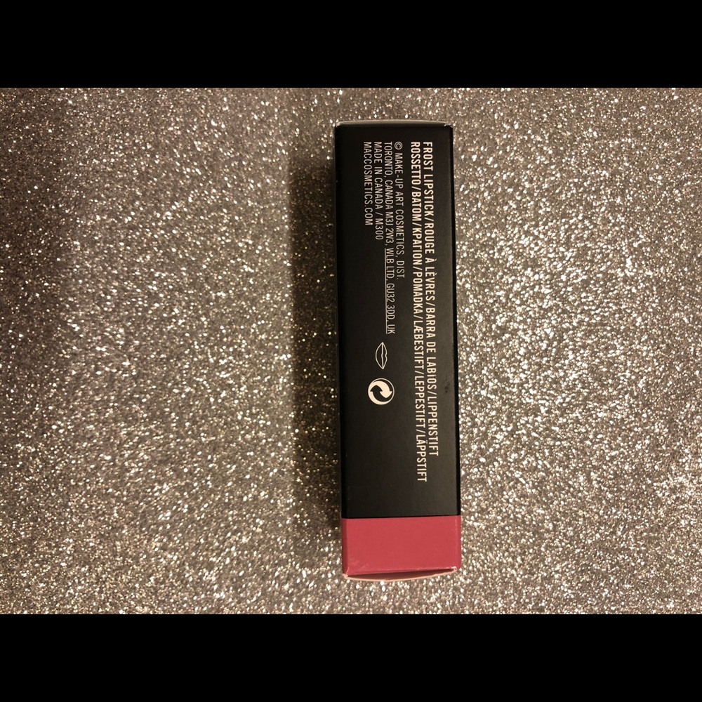 BNIB! MAC Frost Lipstick 💄 in Creme de la Femme - Picture 6 of 6